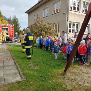 Przedszkolaki obserwują przygotowania strażaków